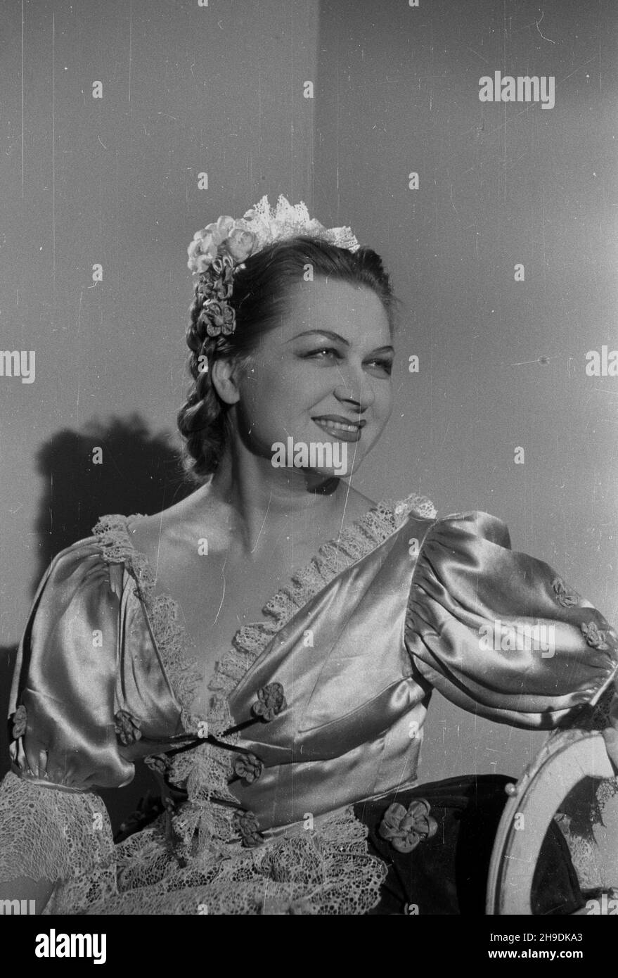 Varsovie, 1947-10.Wesle Figara Pierre'a Beaumarchais - pierwsze przedstawienie Teatru Nowego przy ul.Pu³awskiej 39.NZ.IRENA Górska (Zuzanna). ps/gr PAP Dok³adny dzieñ wydarzenia nieustalony.Varsovie, octobre 1947.Le mariage de Figaro par Pierre Beaumarchais - la première représentation du Théâtre Nowy au 39 rue Pulawska.Photo : IRENA Gorska (Susanna). ps/gr PAP Banque D'Images