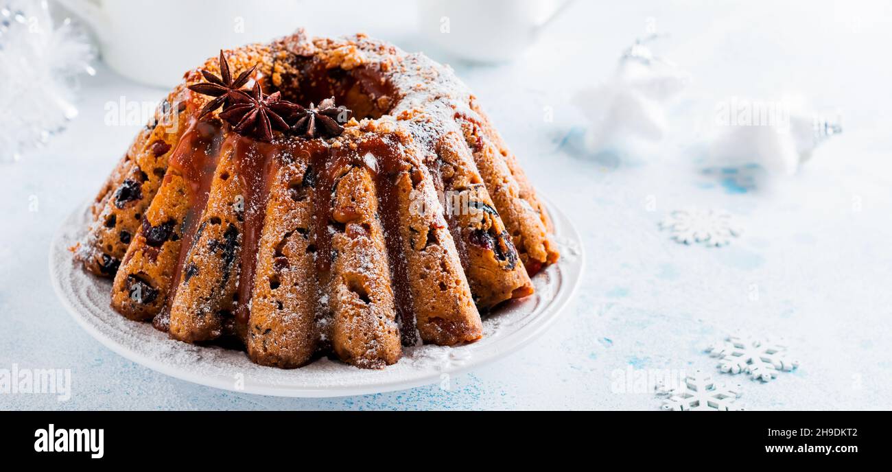 Gâteau traditionnel aux fruits de Noël, pudding sur une assiette blanche. Vue de dessus. Copier l'espace. Banque D'Images