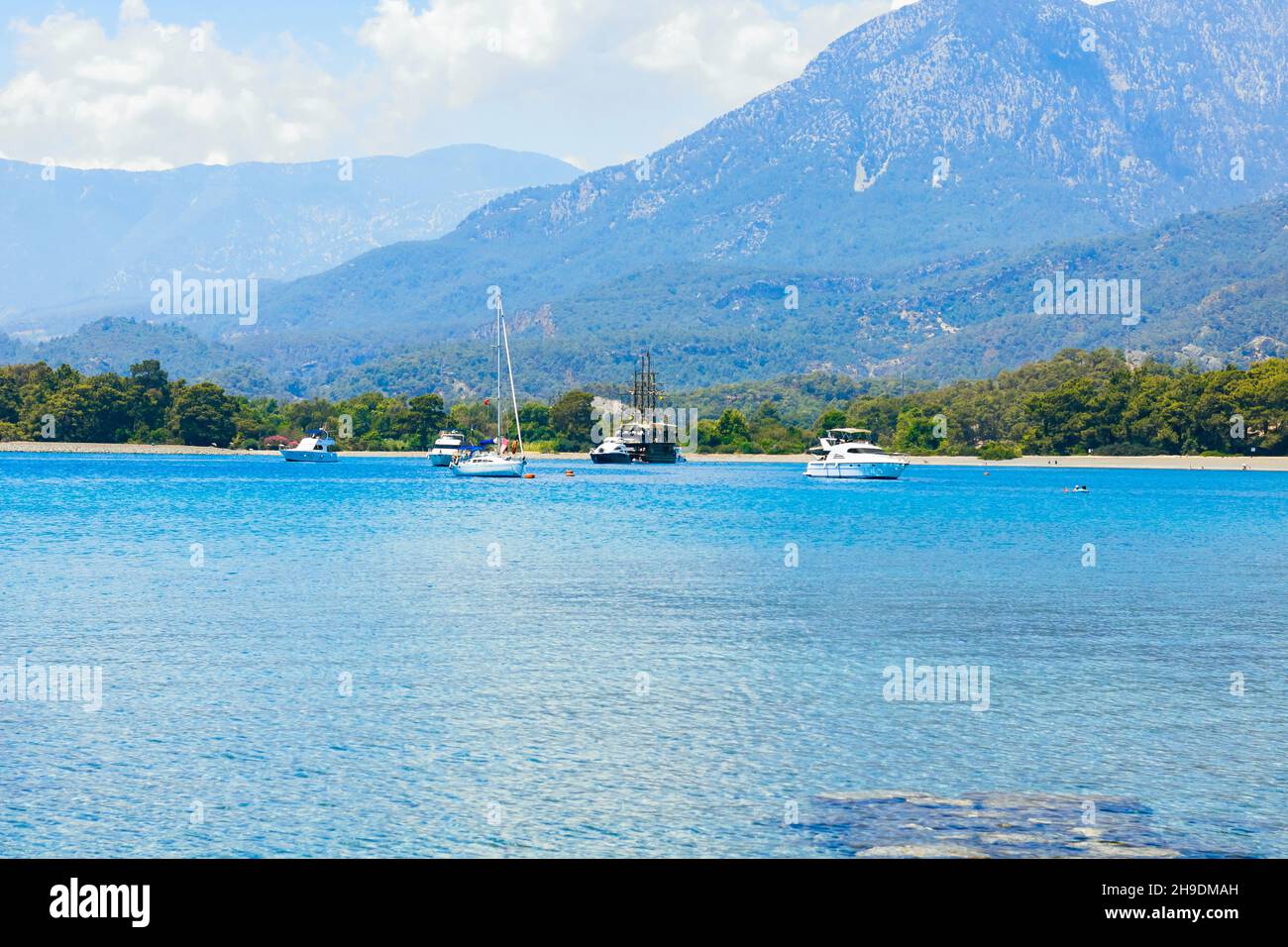 Yachts sur la baie.Yachts près de la plage dans une baie.Photo de fond de vacances.Phaselis Antalya Turquie. Banque D'Images