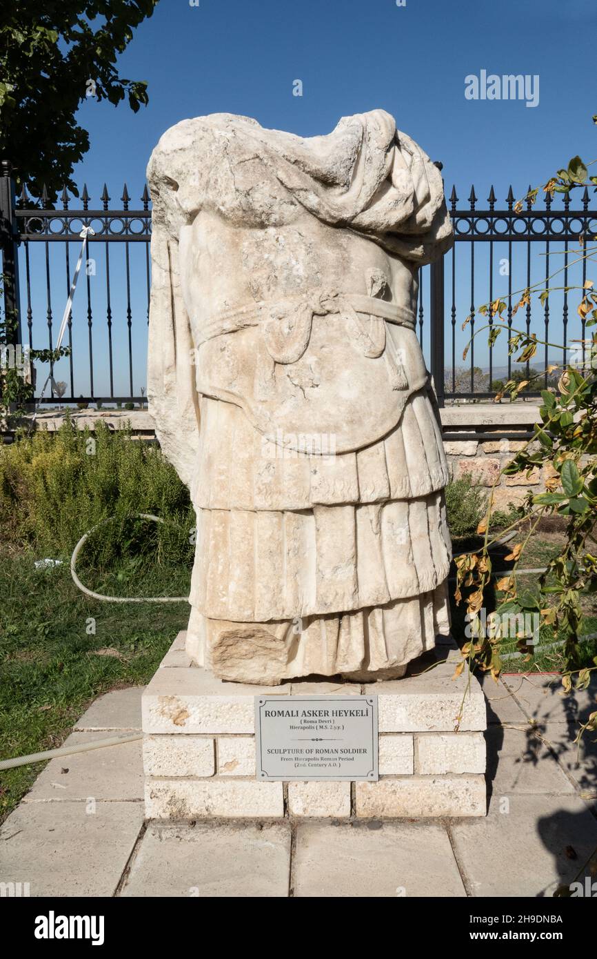 Pamukkale, Turquie; 12 novembre 2021: Sculpture de soldat romain de la période romaine de Hiérapolis, 2e siècle A.D. Banque D'Images