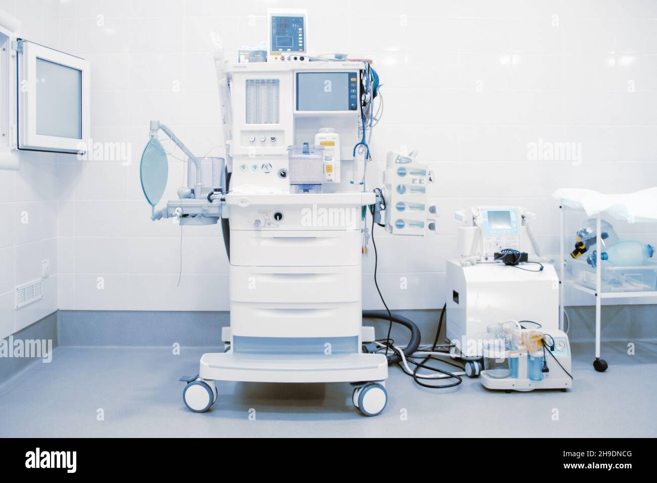 Salle d'opération vide dans un hôpital.Équipement chirurgical avec table d'opération.Dispositif médical pour patient d'urgence en ton bleu.Vide urgence Banque D'Images
