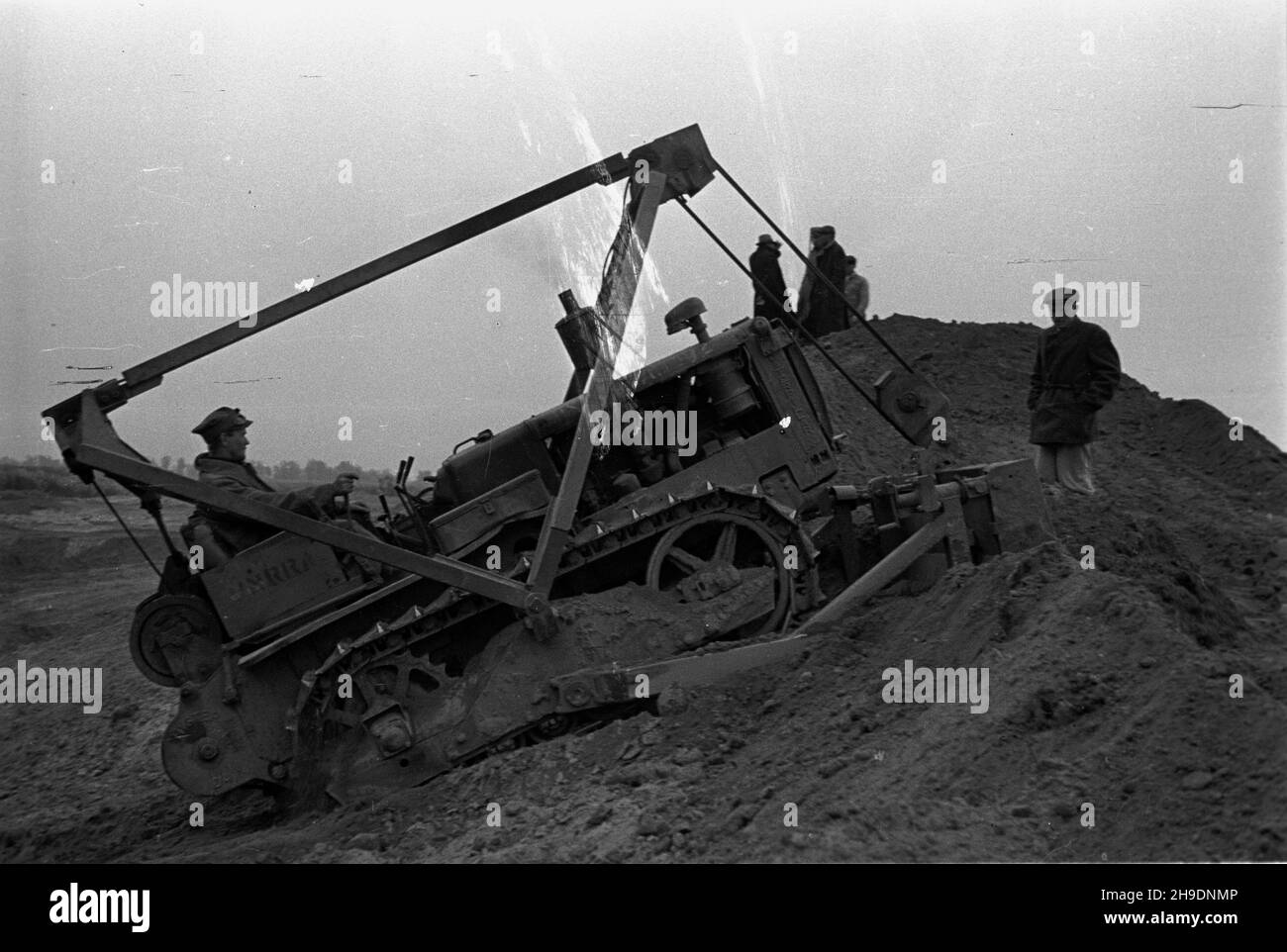 Polska, 1947-10.Wa³ przeciwpowodziowy rzeki Wis³y W rejonie Kazunia ko³o Warszawy.powsta³ych podczas wiosennej powodzi.NZ. Spycha. wb/gr PAP Dok³adny dzieñ wydarzenia nieustalony.Pologne, octobre 1947.La rivière Vistule en bordure de la vicinty de Kazun près de Varsovie.Élimination des dommages causés par le déluge de ressort.Photo : un bulldozer. wb/gr PAP Banque D'Images