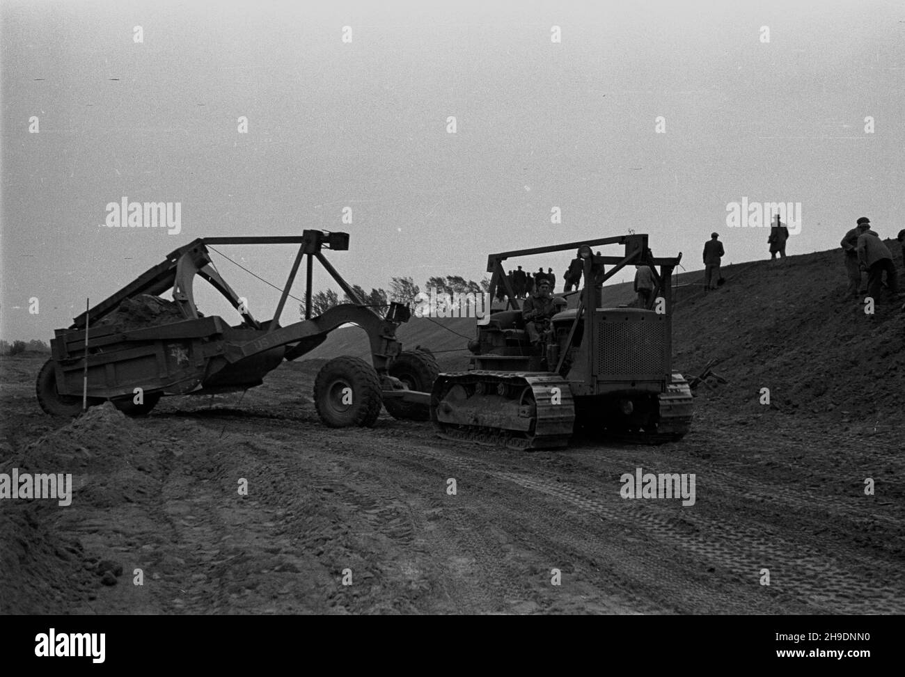 Polska, 1947-10.Wa³ przeciwpowodziowy rzeki Wis³y W rejonie Kazunia ko³o Warszawy.Likwidowanie zniszczeñ powsta³ych podczas wiosennej powodzi. wb/gr PAP Dok³adny dzieñ wydarzenia nieustalony.Pologne, octobre 1947.La rivière Vistule en bordure de la vicinty de Kazun près de Varsovie.Nettoyage endommagé par l'inondation du ressort. wb/gr PAP Banque D'Images