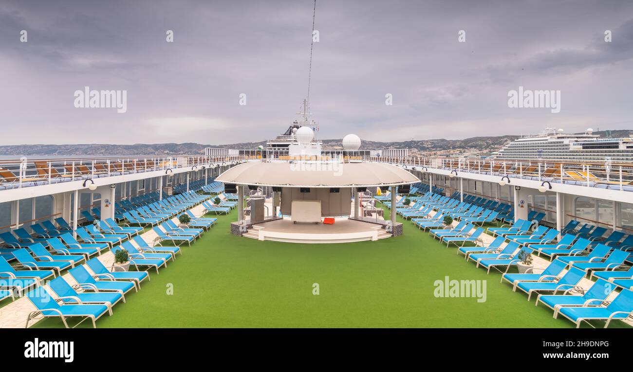 Vue sur le bateau de croisière Costa Neoriviera au terminal de croisière de Marseille, France, 21 avril 2019.Navire est devenu l'Aïdamira de la société Aïda i Banque D'Images