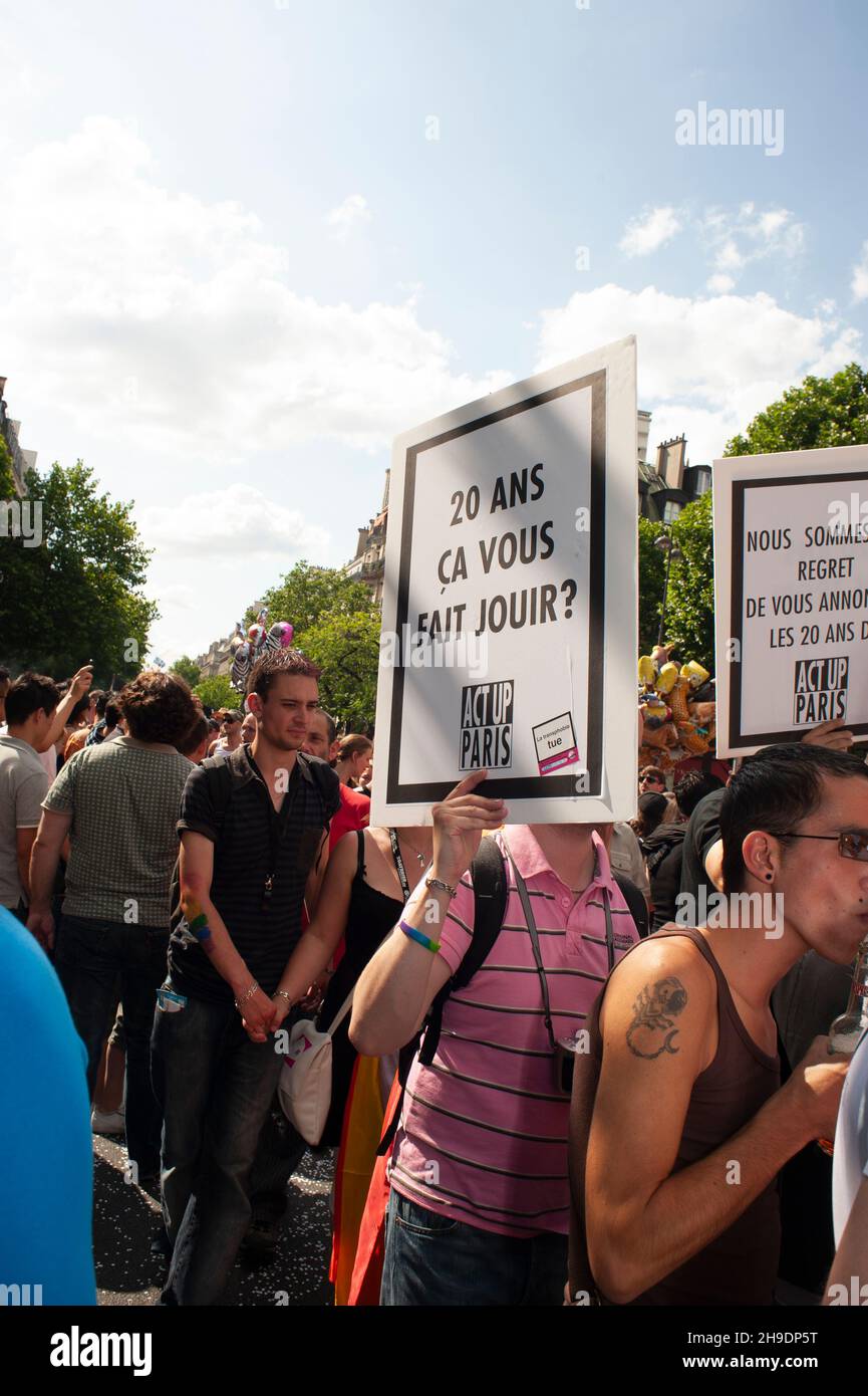 Paris, France - les militants de la lutte contre le SIDA de ACT Up-Paris protestent contre le SIDA, signe français, gay Pride, LGBTQI+, signes de protestation Banque D'Images