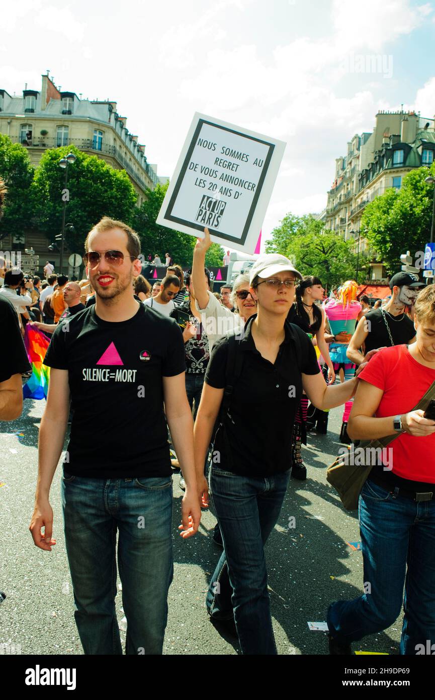Paris, France - les militants de la lutte contre le sida d'ACT Up-Paris protestent contre le sida, signe français, gay Pride, LGBTQI+, signes de protestation; 2009 Banque D'Images