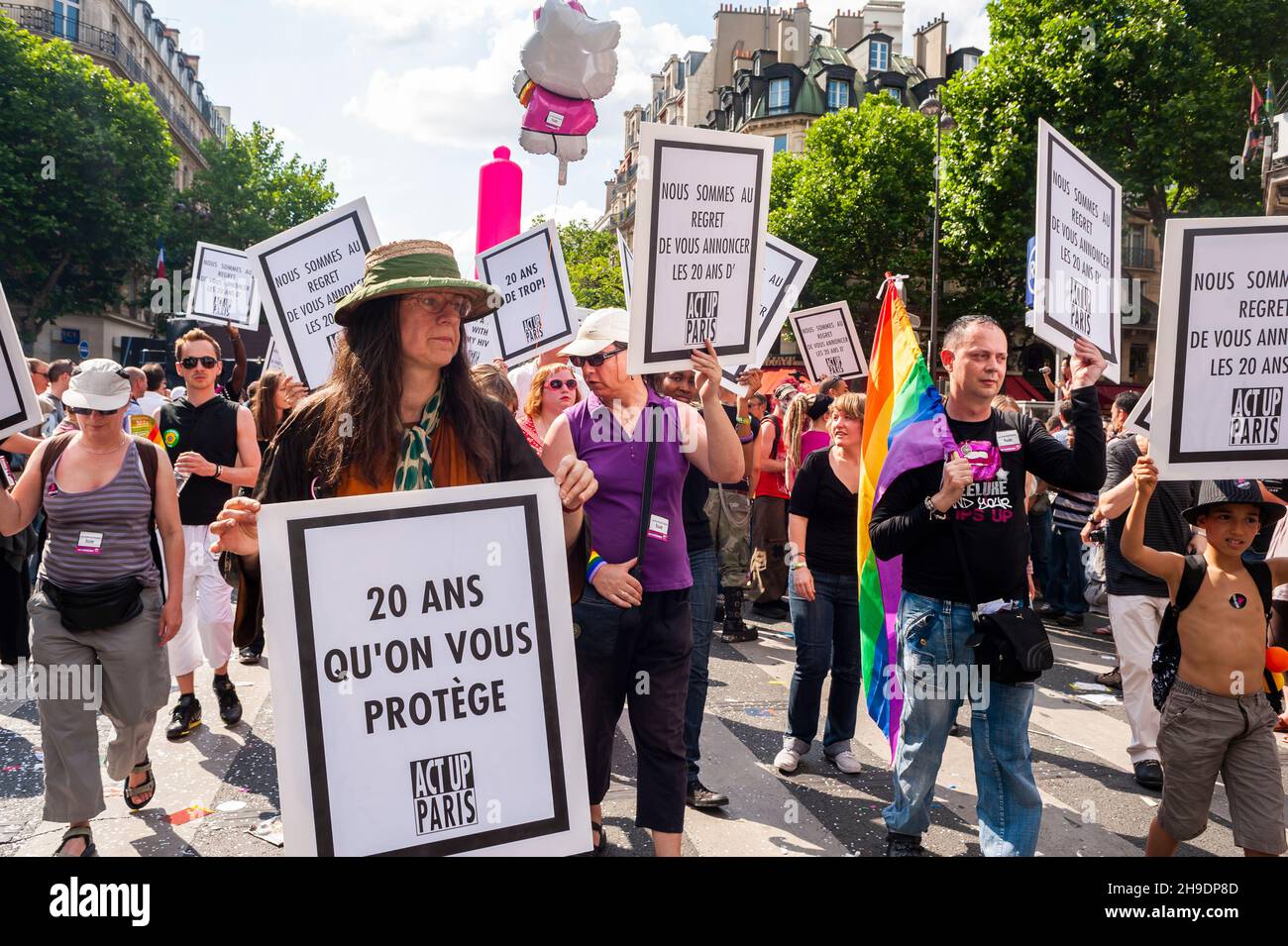 Paris, France - les militants de la lutte contre le sida d'ACT Up-Paris protestent contre le sida, signe français, gay Pride, LGBTQI+, signes de protestation, 2009 Banque D'Images