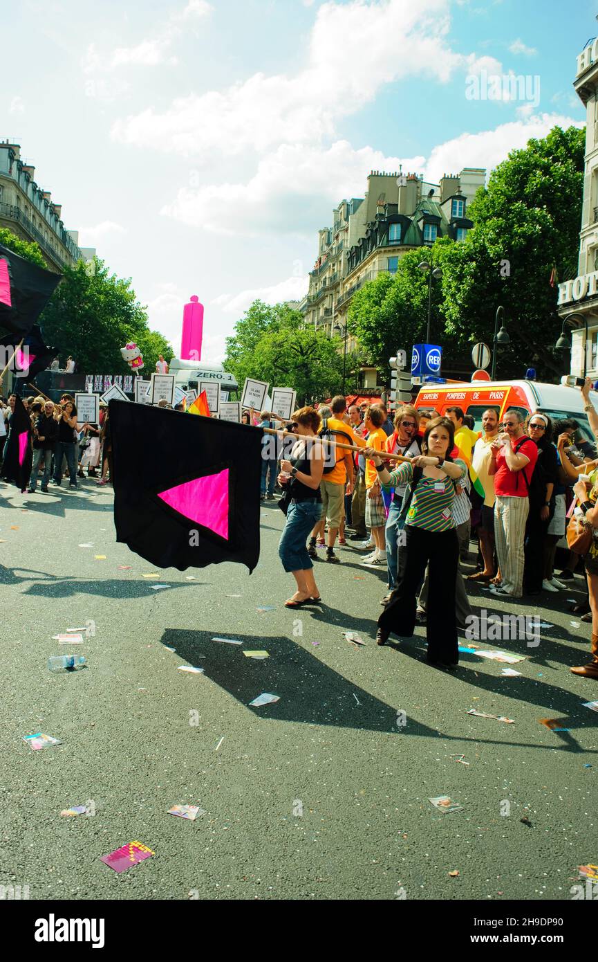 Paris, France - les militants de la lutte contre le sida d'ACT Up-Paris jeunes lesbiennes et hommes gais, protestant contre le sida, signe français, gay Pride, LGBTQI+, , Signes de protestation Banque D'Images