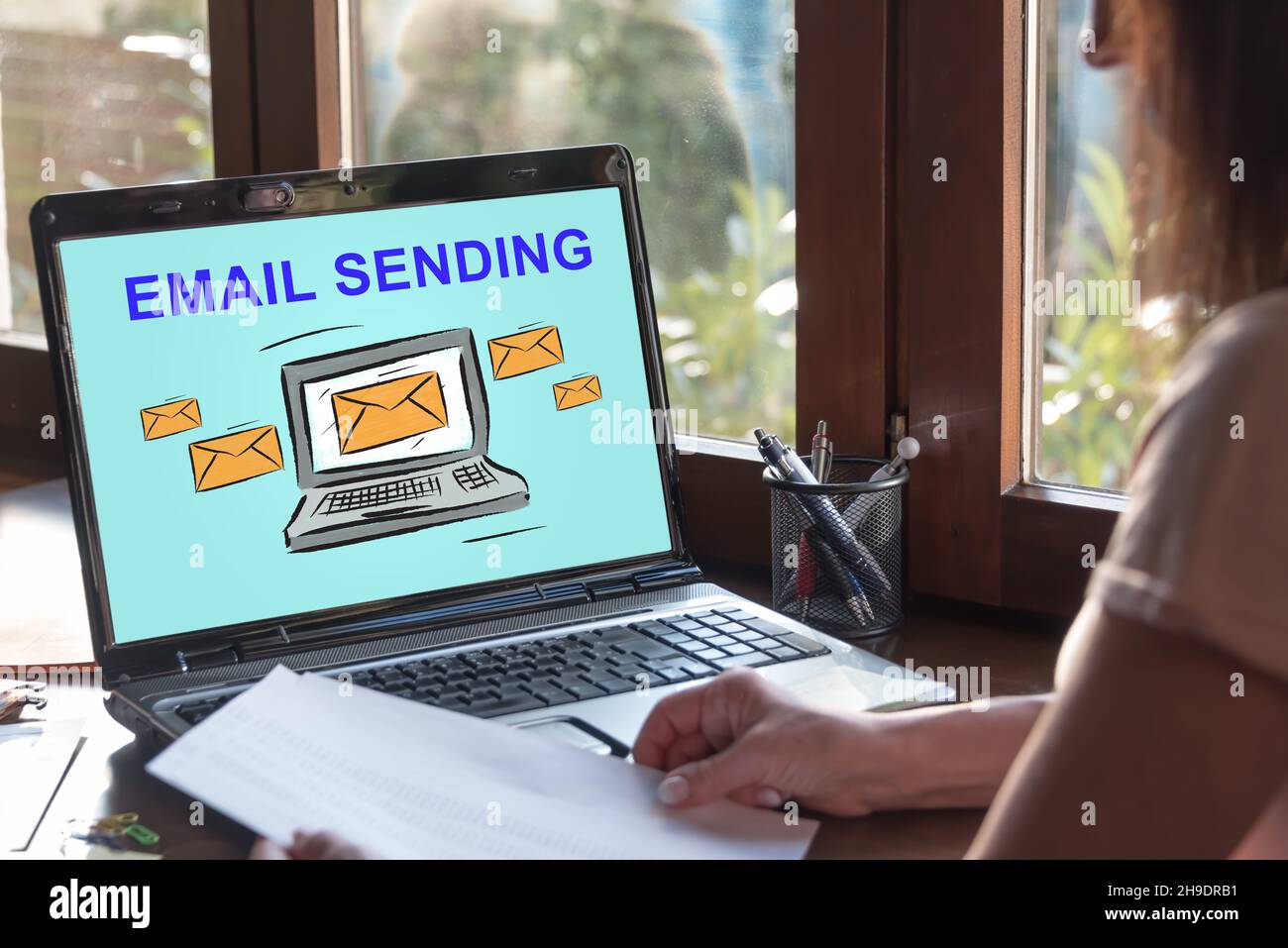 Écran d'ordinateur portable affichant un concept d'envoi d'e-mails Banque D'Images