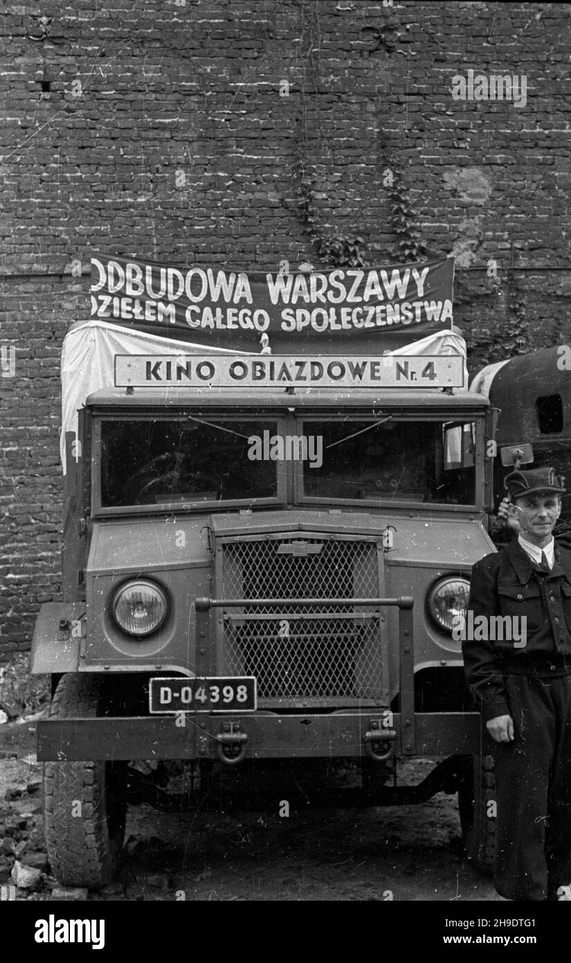 Varsovie, 1947-10.Jeden z samochodów kina objazdowego. wb/gr PAP Dok³adny dzieñ wydarzenia nieustalony.Varsovie, octobre 1947.Un des chariots de la 'vie sur les roues'. wb/gr PAP Banque D'Images