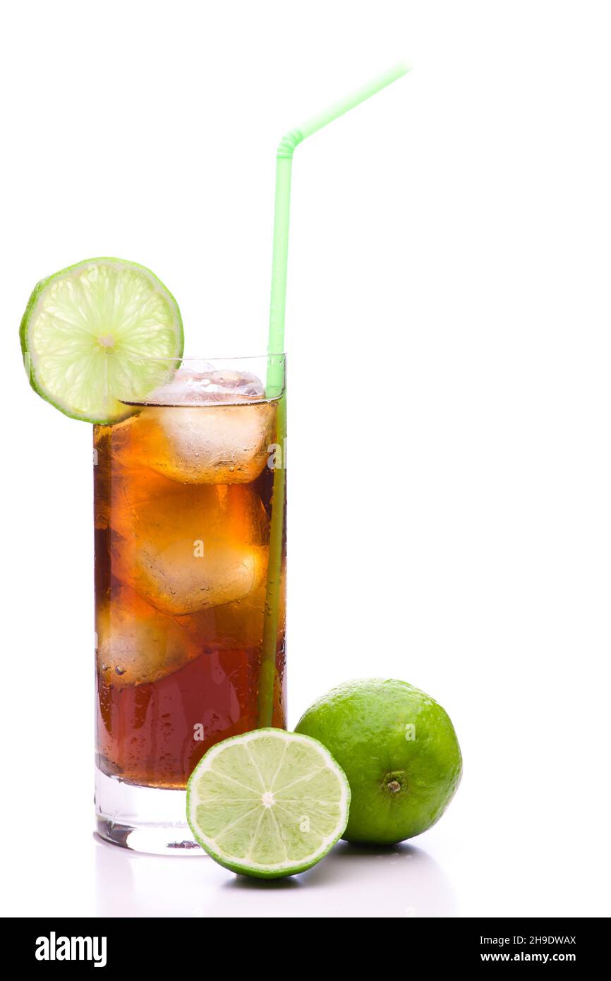 cocktail, cuba libre, cola, lime, lime,rhum, boisson, glace, verre, paille,rafraîchissant, boisson, vert, froid, fruits,noir, boisson, sombre, glace, alcool,frais, Banque D'Images