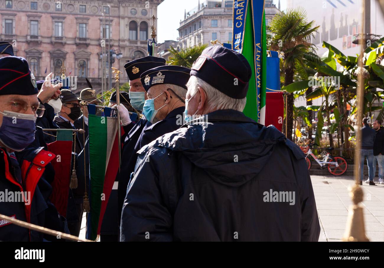 Milan, Italie-novembre 04 : les anciens combattants militaires italiens sur la place du Dôme, pour les célébrations de la journée de l'unité nationale et des forces armées à Milan Banque D'Images