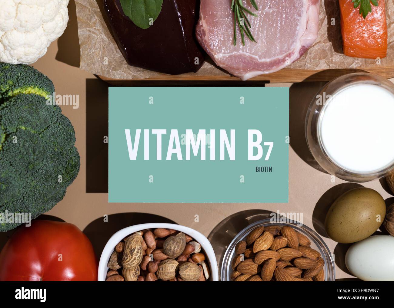 Un ensemble de produits naturels riches en vitamine B7 biotine.Concept d'alimentation saine.Panneau en carton avec inscription. Banque D'Images