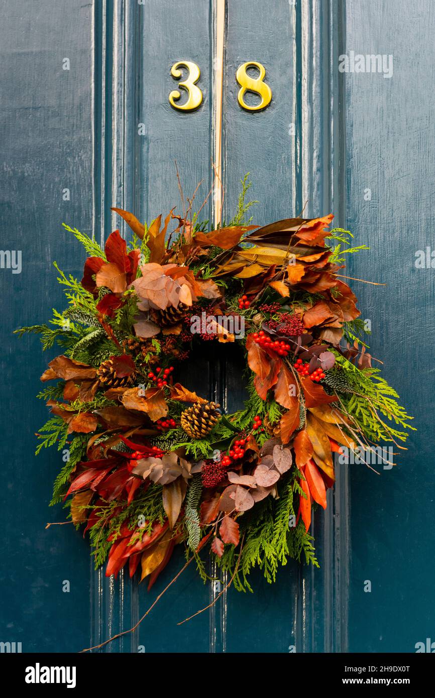 Couronne florale traditionnelle de Noël à la porte de la maison à Edinburgh New Town, Écosse, Royaume-Uni Banque D'Images