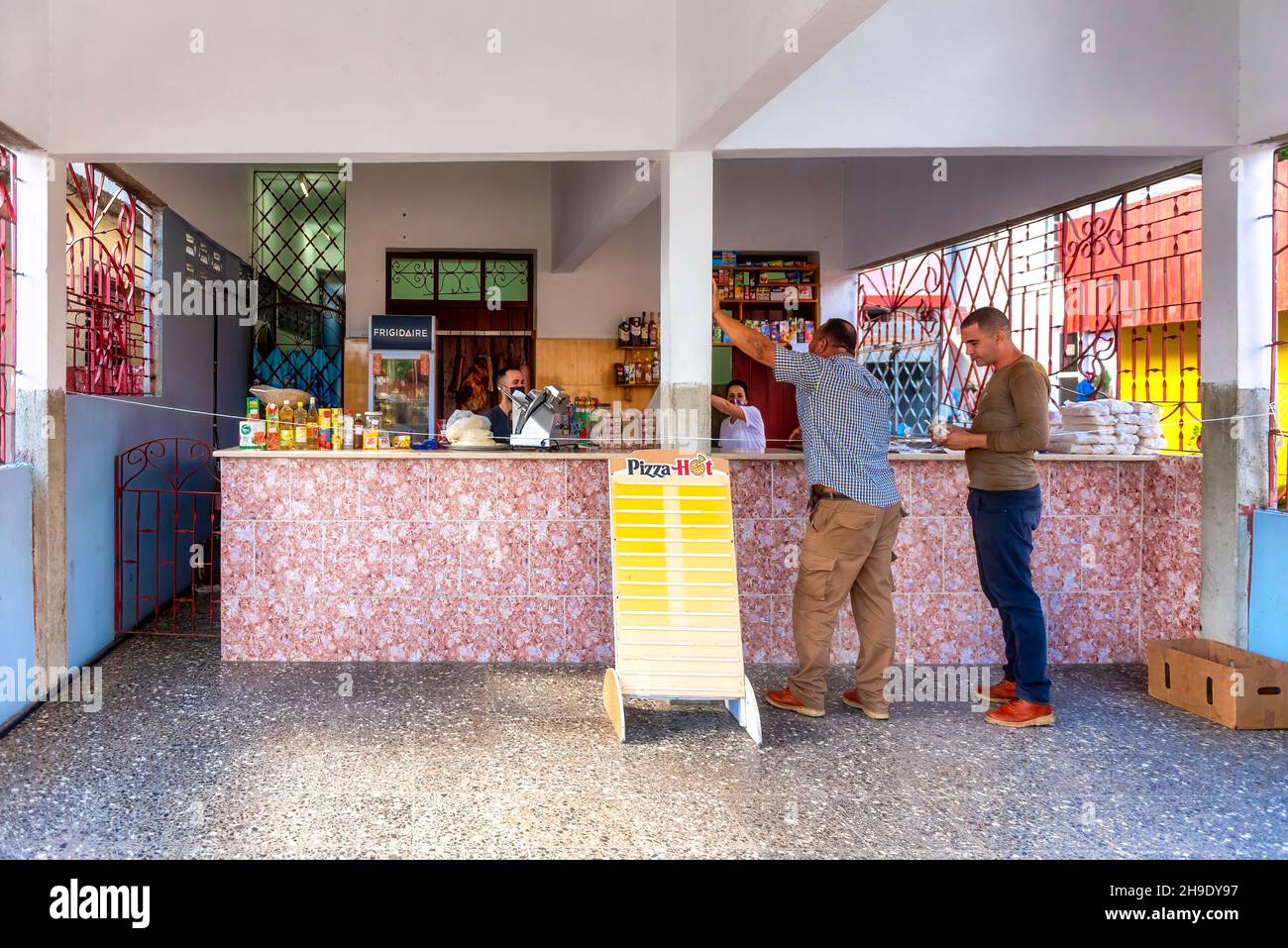 Les Cubains achètent de la nourriture dans une petite entreprise privée cafeteriaDec.6, 2021 Banque D'Images