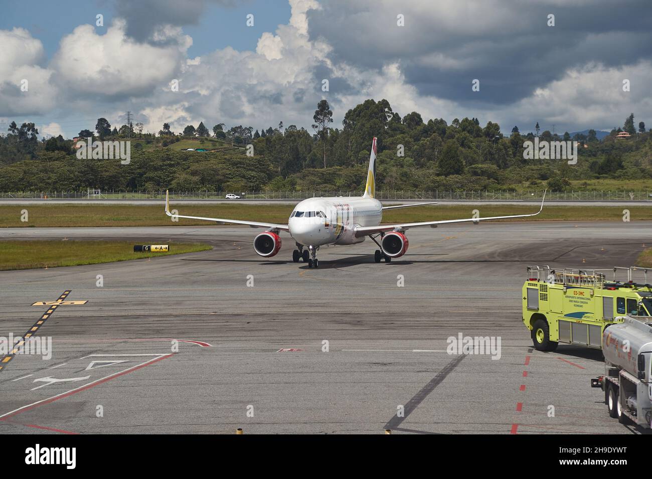 Airplne arrivant à l'aéroport Banque D'Images