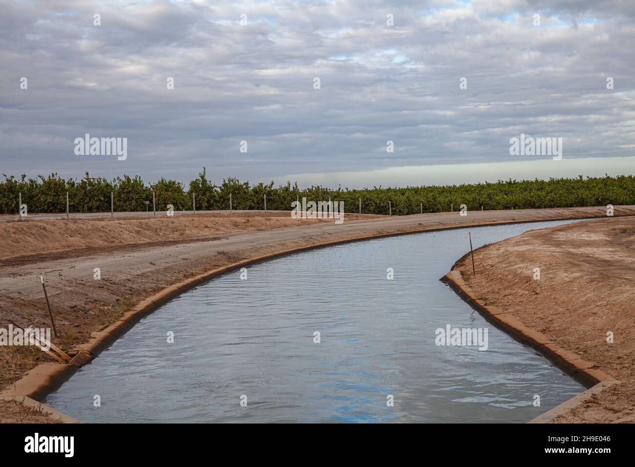 Le district de Cowelo Water a mélangé les eaux usées des champs de pétrole avec d'autres sources d'eau pour permettre aux agriculteurs locaux d'irriguer leurs cultures, comté de Kern, Californie, États-Unis Banque D'Images