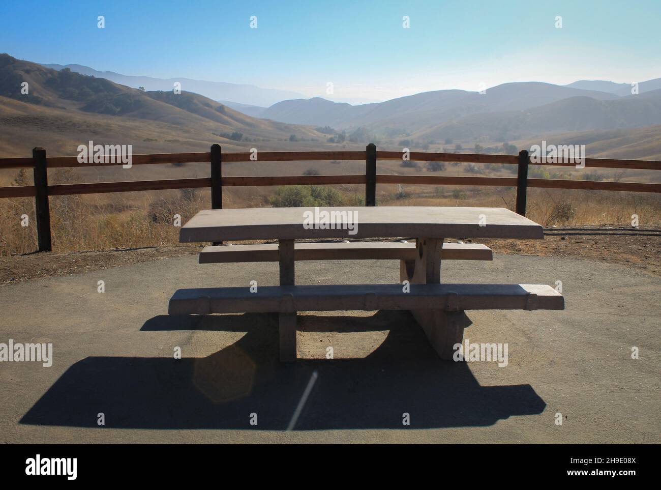 Banc de pique-nique dans le parc national de Chino Hills, décembre 2021, Californie du Sud Banque D'Images