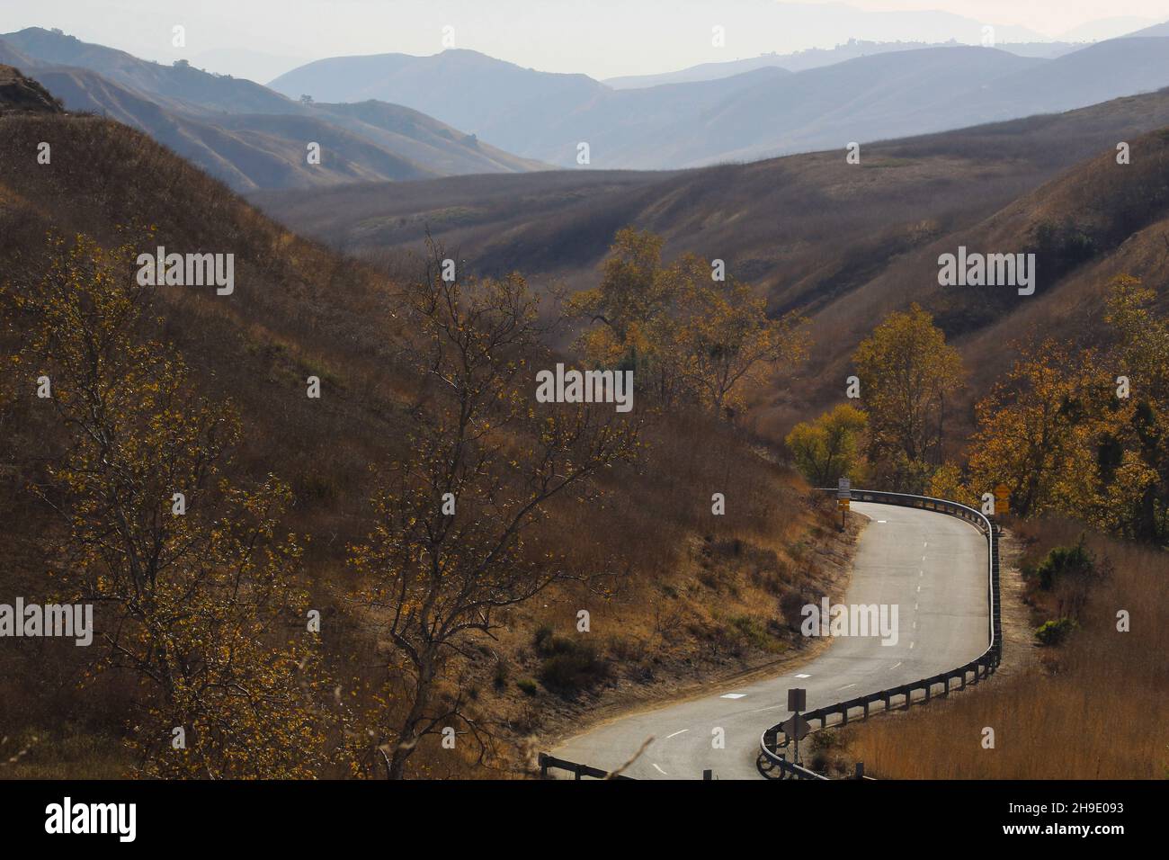 Route dans le parc national de Chino Hills, décembre 2021, Californie du Sud Banque D'Images