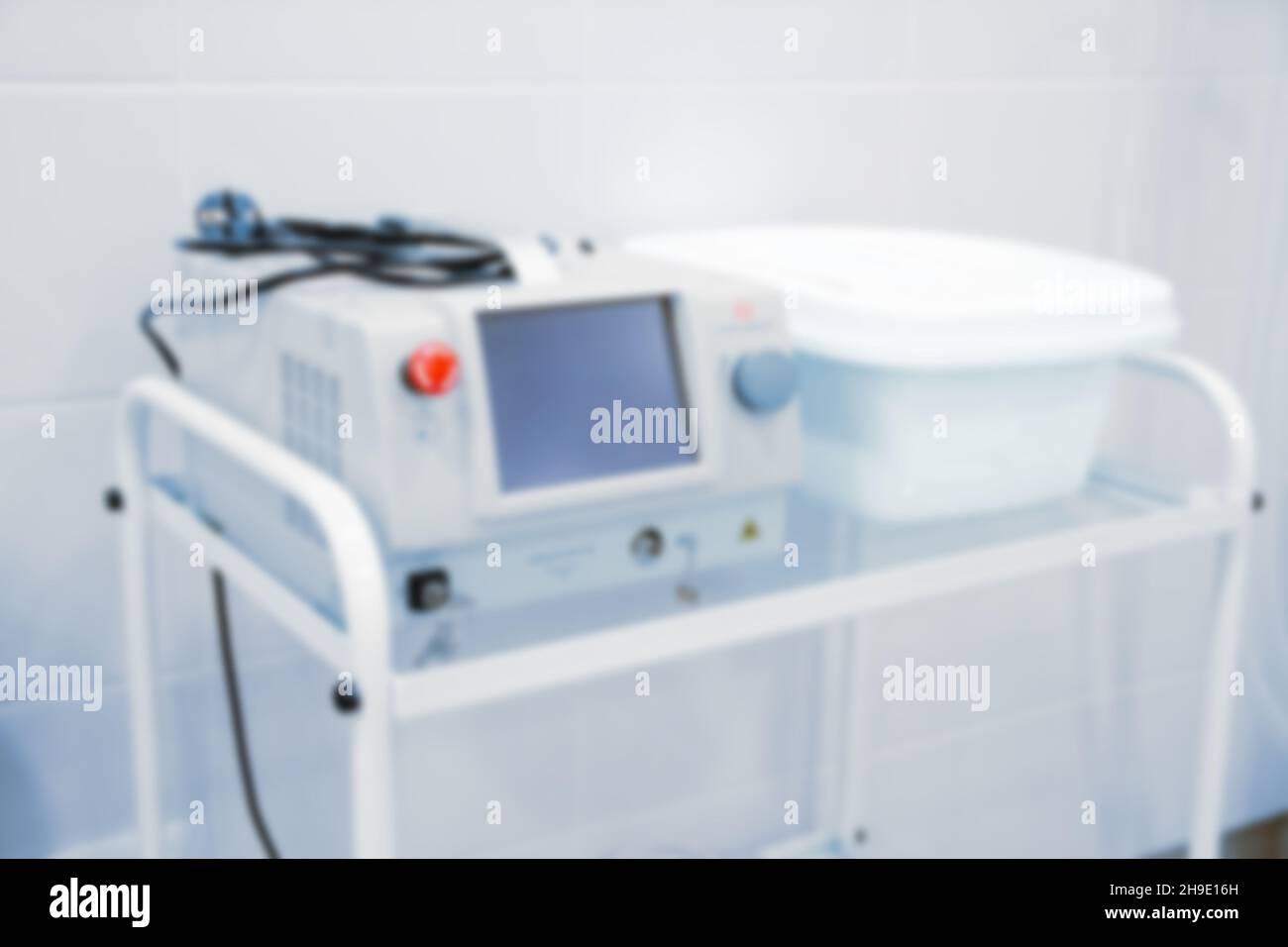 Salle d'opération intérieure floue et équipement moderne dans l'hôpital.dispositif médical pour chirurgien chirurgical urgence patient dans le style de ton bleu.Save Banque D'Images