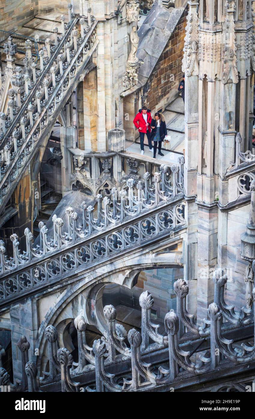 Milan, Lombardie, Italie, décembre 2019.Deux touristes sur la terrasse de la cathédrale de Milan. Banque D'Images