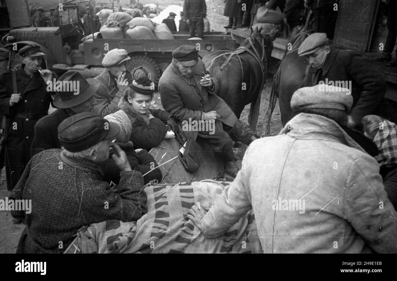 Grodzisk Mazowiecki, 1947-10.Rolnicy z powiatu grodziskiego przy punkcie skupu zbo¿a.Przywiezionym zbo¿em p³ac¹ podatek gruntowy. mb/gr PAP Dok³adny dzieñ wydarzenia nieustalony.Grodzisk Mazowiecki, octobre 1947.Les agriculteurs de Grodzisk powiat à un point d'achat de céréales.Les agriculteurs paient une taxe foncière avec le grain. mb/gr PAP Banque D'Images