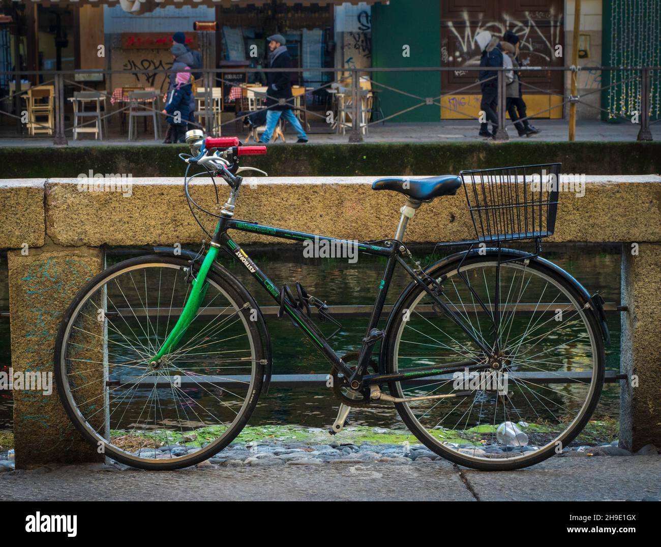 Milan, Lombardie, Italie.Décembre 2019.Vélo stationné à côté d'un canal navigable dans le quartier Navigli de la ville italienne de Milan. Banque D'Images