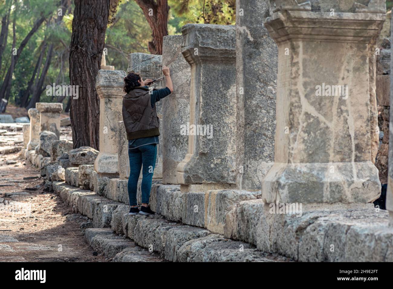 Phaselis, Turquie - 08 novembre 2021 : l'archéologue restaure une ancienne inscription sur une colonne Banque D'Images