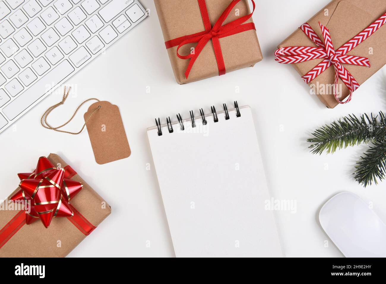 Concept de Noël à plat.Clavier d'ordinateur avec cadeaux et bloc-notes noir. Banque D'Images