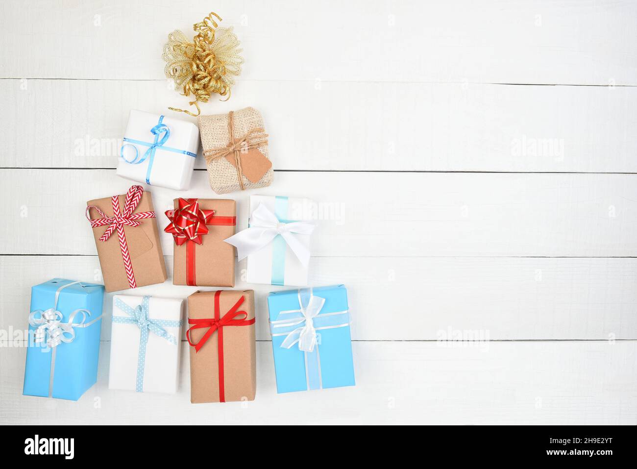 Plat de Noël.Cadeaux enveloppés et en forme d'arbre de Noël avec espace de copie sur des tableaux rustiques blancs. Banque D'Images