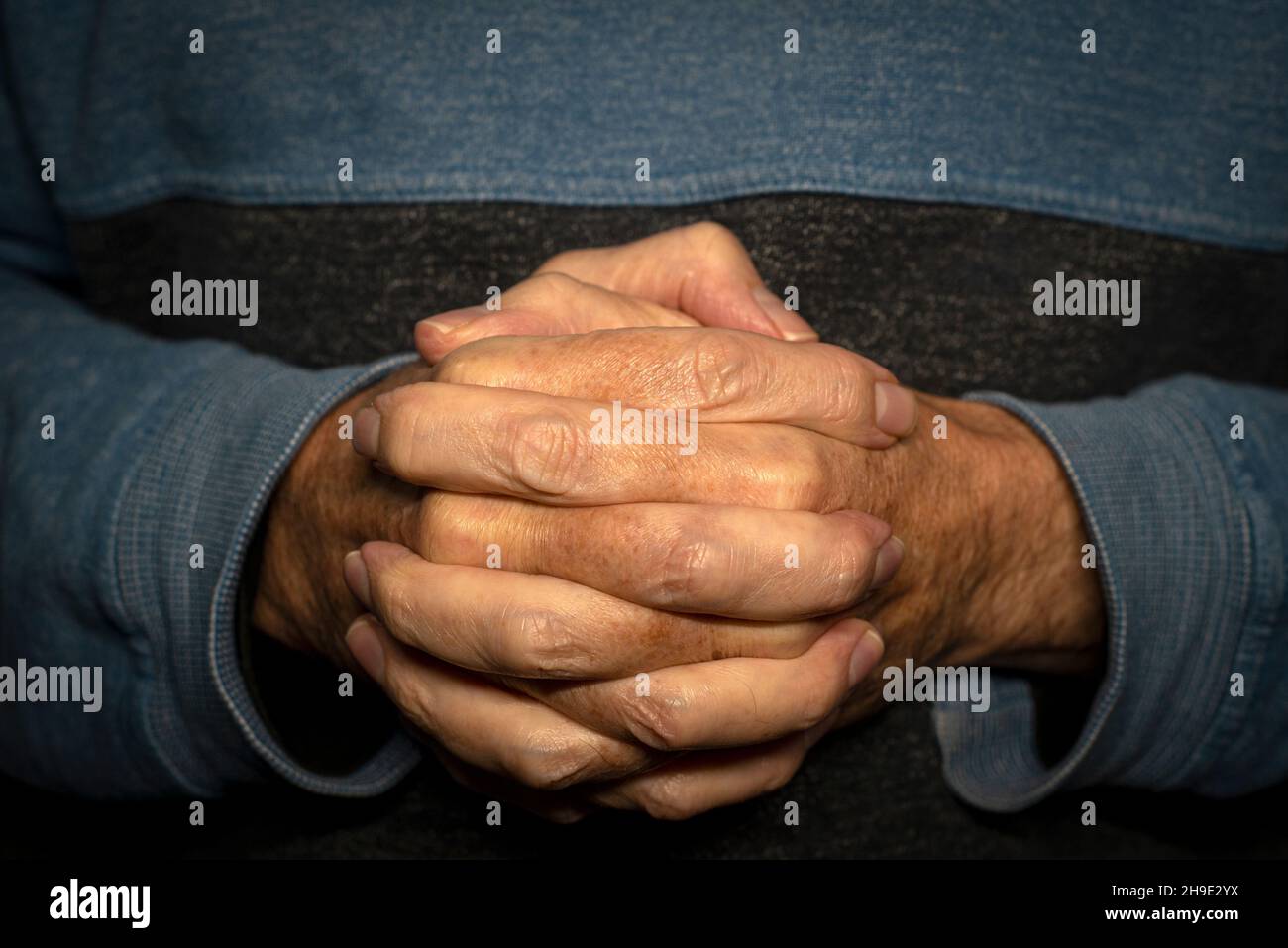 Homme avec les mains jointes ensemble, gros plan. Banque D'Images