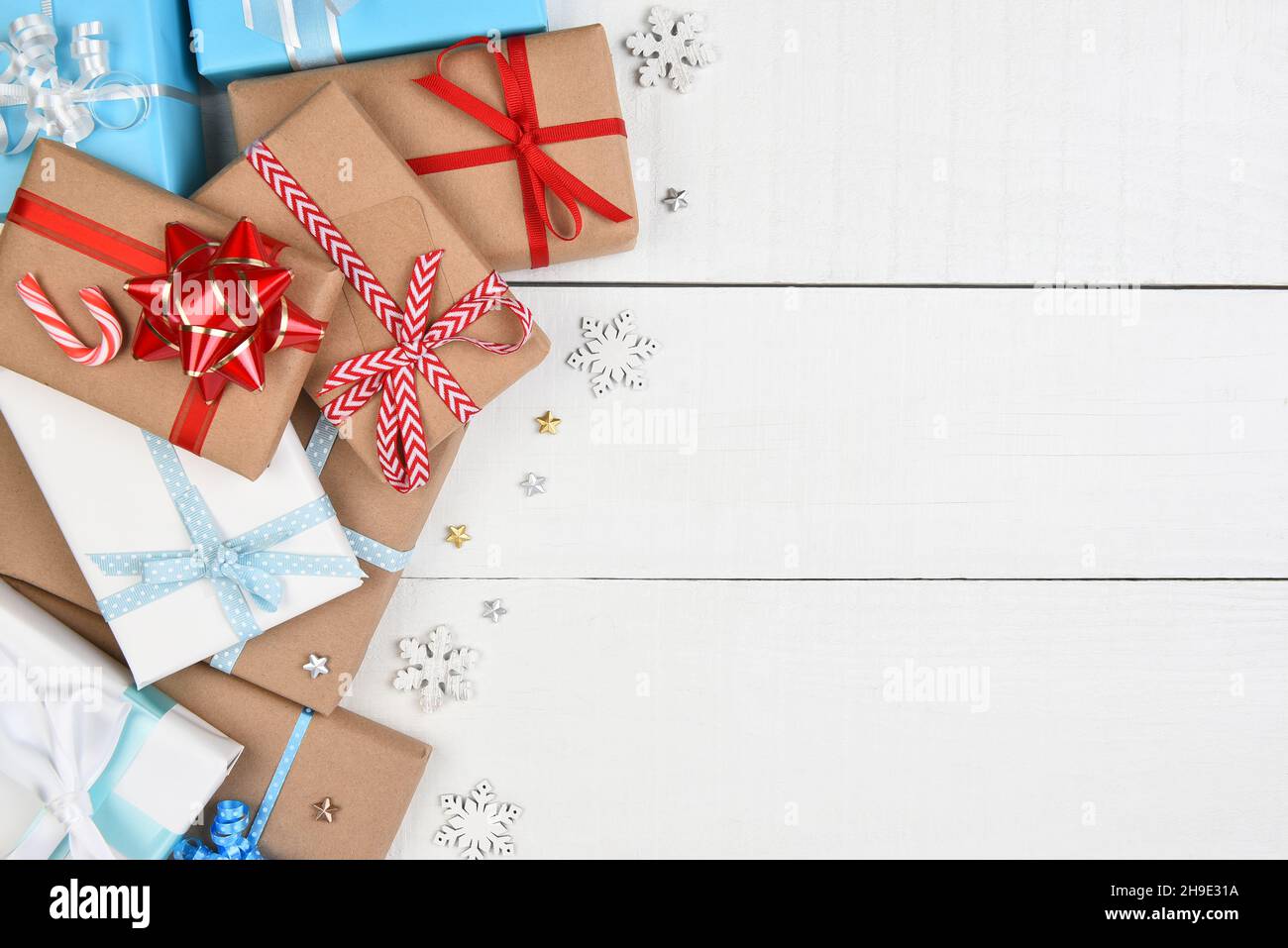 Plat de Noël.Pile de cadeaux enveloppés sur le côté gauche du cadre sur les panneaux peints en blanc. Banque D'Images