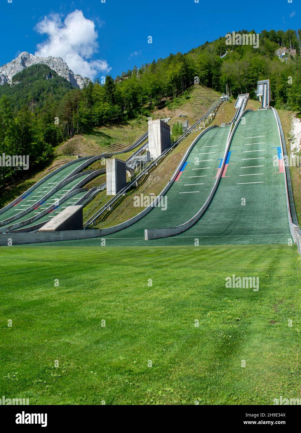 Planica ski sautant les collines en été.Le Planica Nordic Centre.Alpes juliennes.Slovénie.Europe. Banque D'Images