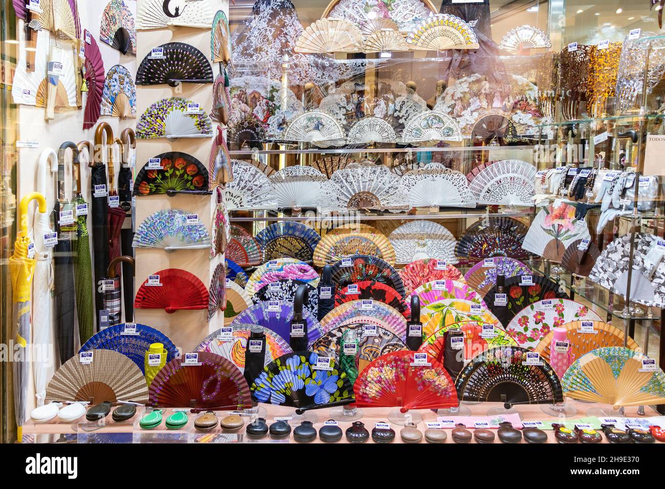 Séville, Espagne - décembre 03,2021 : vitrine d'un magasin de souvenirs espagnols typiques de Séville, de ventilateurs peints à la main et de castanets Banque D'Images