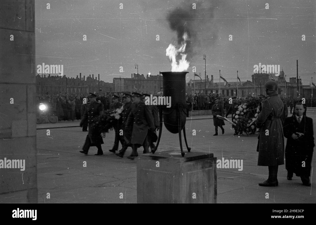 Varsovie, 1947-10-04.Apel poleg³ych na placu Zwyciêstwa z okazji trzeciej rocznicy powstania Milicji Obywatelskiej (Mo).W uroczystoœci wziê³a udzia³ delegacja Policji Czechos³owackiej z zastêpc¹ komendanta g³ównego pp³k.Frankiem na czele.NZ. Delegacje czechos³owacka i polska sk³adaj¹ wieñce na Grobie Nieznanego ¯o³nierza. wb/gr PAPVarsovie, le 4 octobre 1947.Appel d'un numéro d'honneur sur la place Zwyciestwa pour marquer le 3e anniversaire de la Milice du citoyen (Mo).Une délégation de la police tchécoslovaque dirigée par le chef adjoint de la police, le col Frank, a assisté à la cérémonie.Photo : Pologne » Banque D'Images