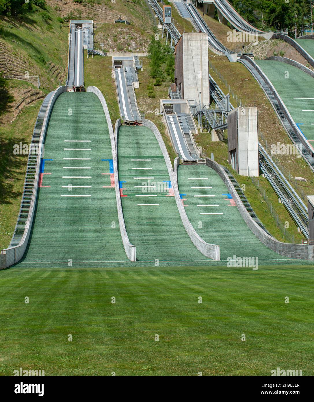 Planica ski sautant les collines en été.Le Planica Nordic Centre.Alpes juliennes.Slovénie.Europe. Banque D'Images