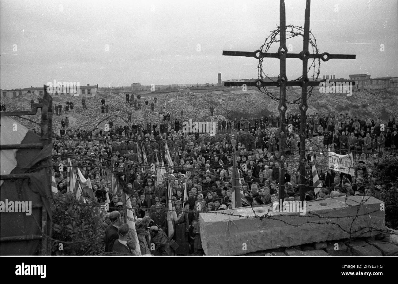 Varsovie, 1947-10-05.Inauguracja Tygodnia WiêŸnia Politycznego Msz¹ Œwiêt¹ W ruinach na Pawiaku.W tle gruzowisko getta warszawskiego. wb/gr PAPVarsovie, le 5 octobre 1947.Une messe sainte inaugure la semaine d'un prisonnier politique dans les ruines de la prison de Pawiak.Dans les ruines de Varsovie Ghetto. wb/gr PAP Banque D'Images