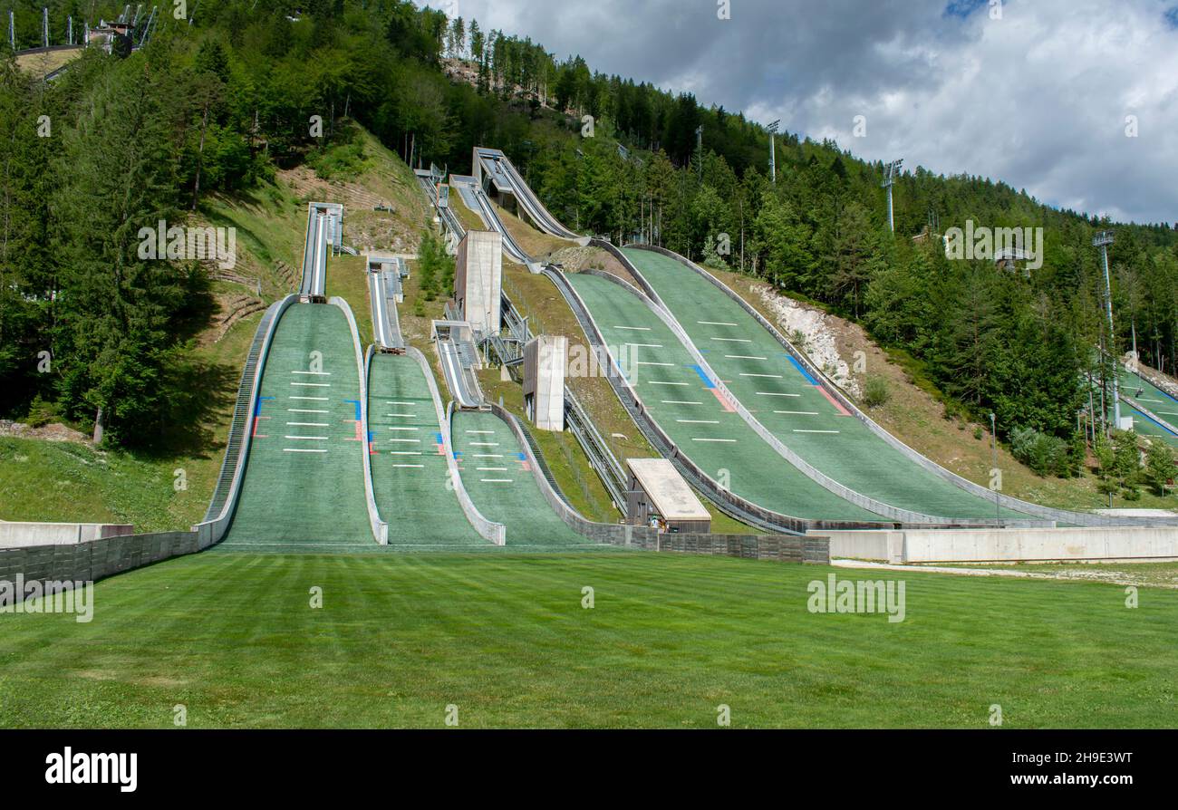 Planica ski sautant les collines en été.Le Planica Nordic Centre.Alpes juliennes.Slovénie.Europe. Banque D'Images