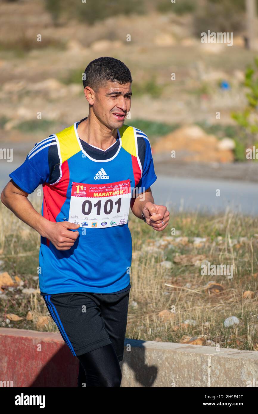 El Madher, Batna, Algérie - 12-04-2021: Coureurs en compétition pour gagner le Marathon International Medghacen après avoir traversé 22 km de la ville de Batna à El Madher ci Banque D'Images