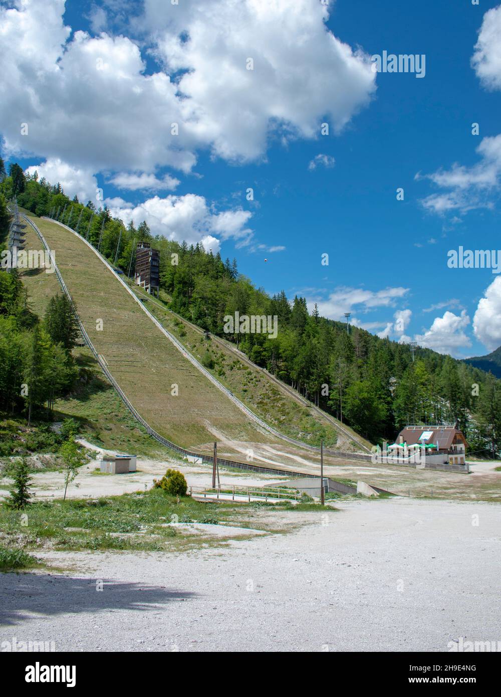 Planica ski sautant les collines en été.Le Planica Nordic Centre.Alpes juliennes.Slovénie.Europe. Banque D'Images