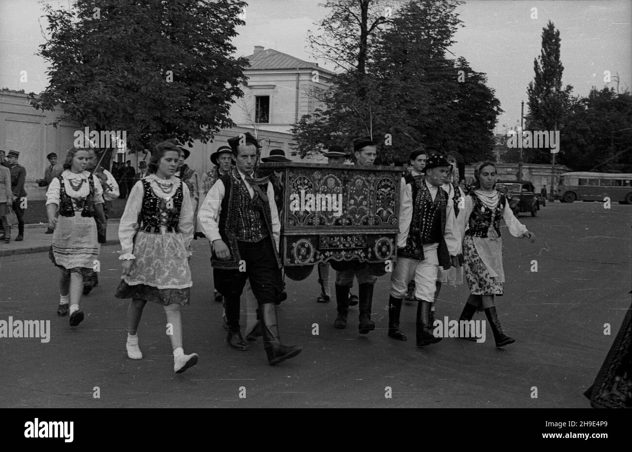 Varsovie, 1947-10-09.Delegacja do¿ynkowa krakowiaków i górali z wizyt¹ u prezydenta Boles³awa Bieruta W Belwederze.NZ. Przemarsz delegacji W strojach ludowych do Belwederu.Krakowiacy i górale nios¹ ozdobn¹ skrzyniê krakowsk¹. wb/gr PAPVarsovie, le 9 octobre 1947.Une délégation de Cracovians et de highlanders en visite au Président Boleslaw Bierut au Palais du Belvédère.Photo : la délégation en costumes régionaux approchant le Palais.Ils portent une poitrine de Cracovie. wb/gr Banque D'Images