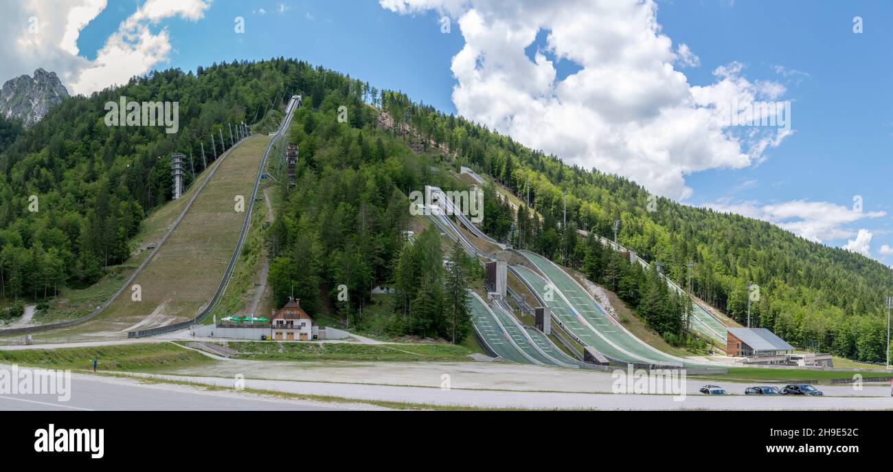 Planica ski sautant les collines en été.Le Planica Nordic Centre.Alpes juliennes.Slovénie.Europe. Banque D'Images