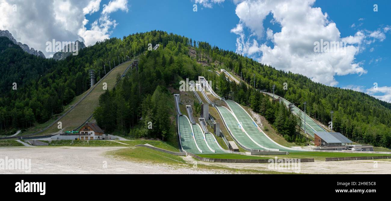 Planica ski sautant les collines en été.Le Planica Nordic Centre.Alpes juliennes.Slovénie.Europe. Banque D'Images