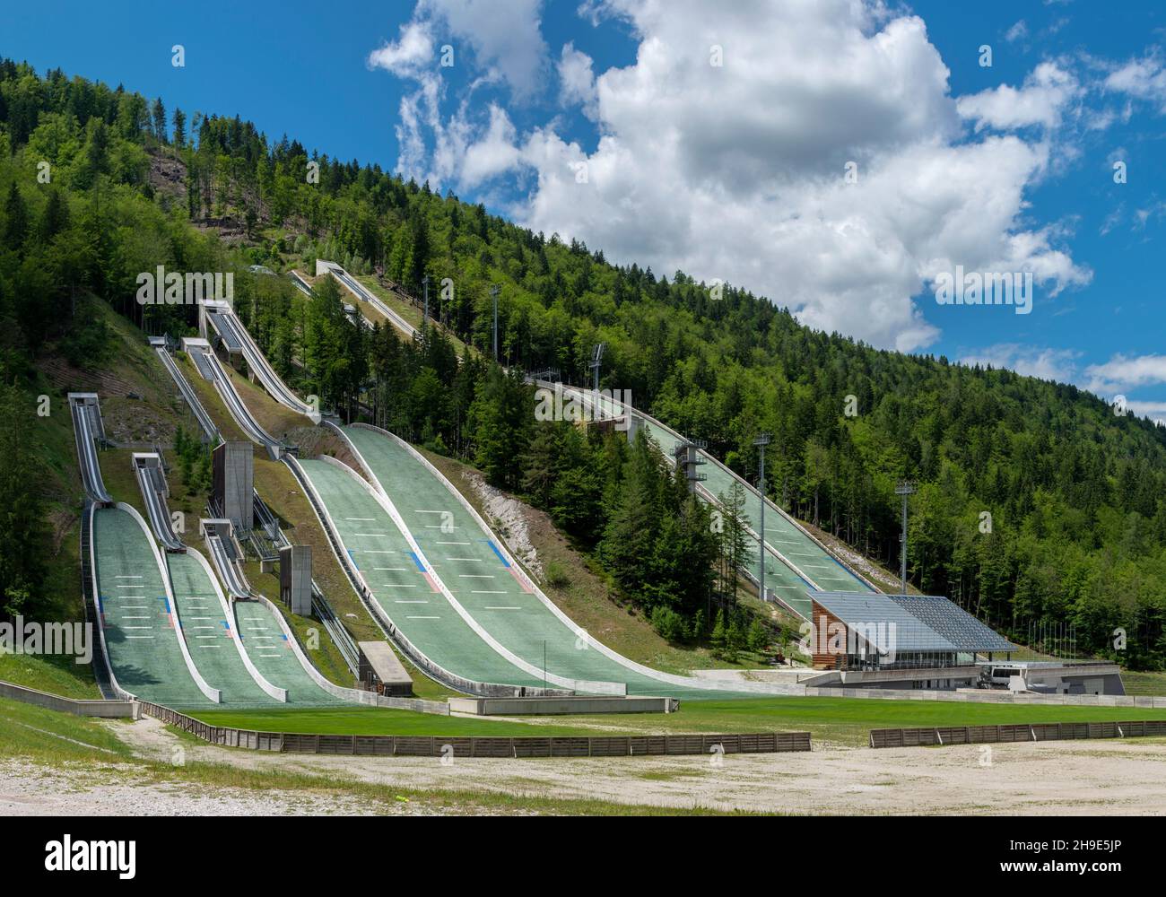 Planica ski sautant les collines en été.Le Planica Nordic Centre.Alpes juliennes.Slovénie.Europe. Banque D'Images