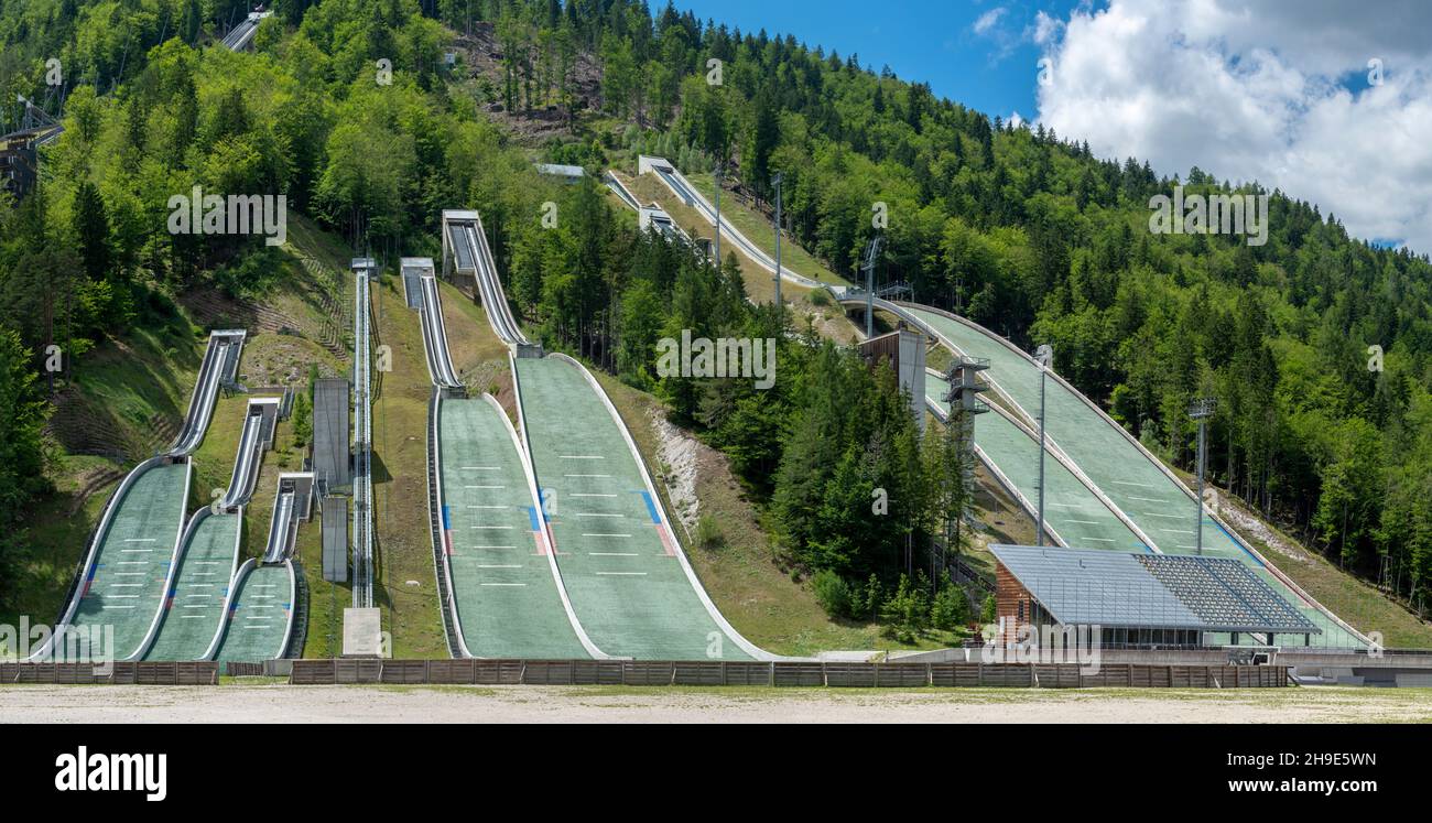 Planica ski sautant les collines en été.Le Planica Nordic Centre.Alpes juliennes.Slovénie.Europe. Banque D'Images