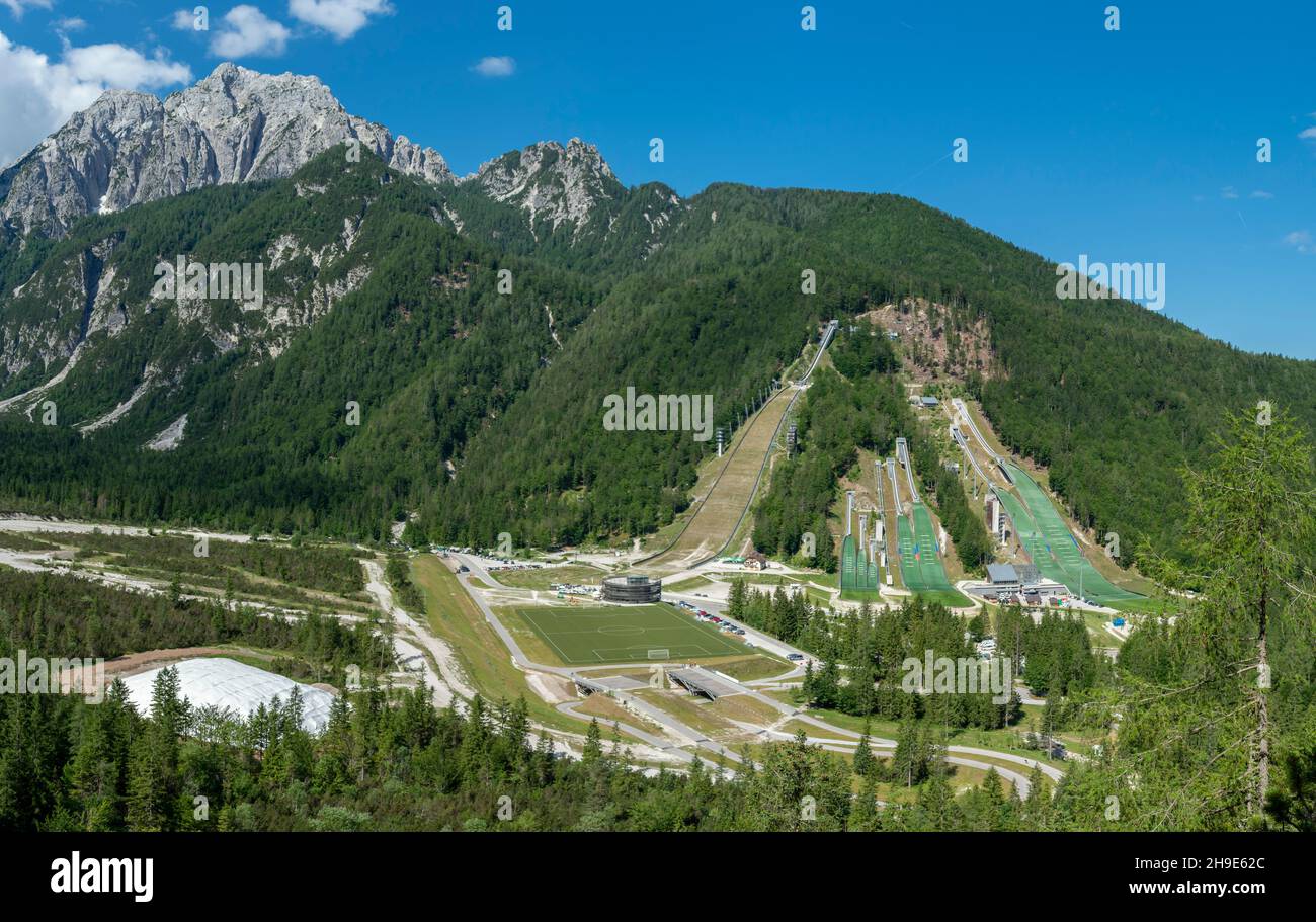 Planica ski sautant les collines en été.Le Planica Nordic Centre.Alpes juliennes.Slovénie.Europe. Banque D'Images