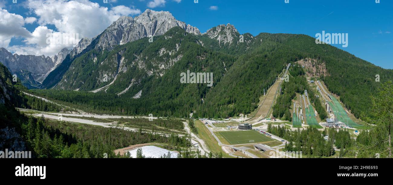 Planica ski sautant les collines en été.Le Planica Nordic Centre.Alpes juliennes.Slovénie.Europe. Banque D'Images