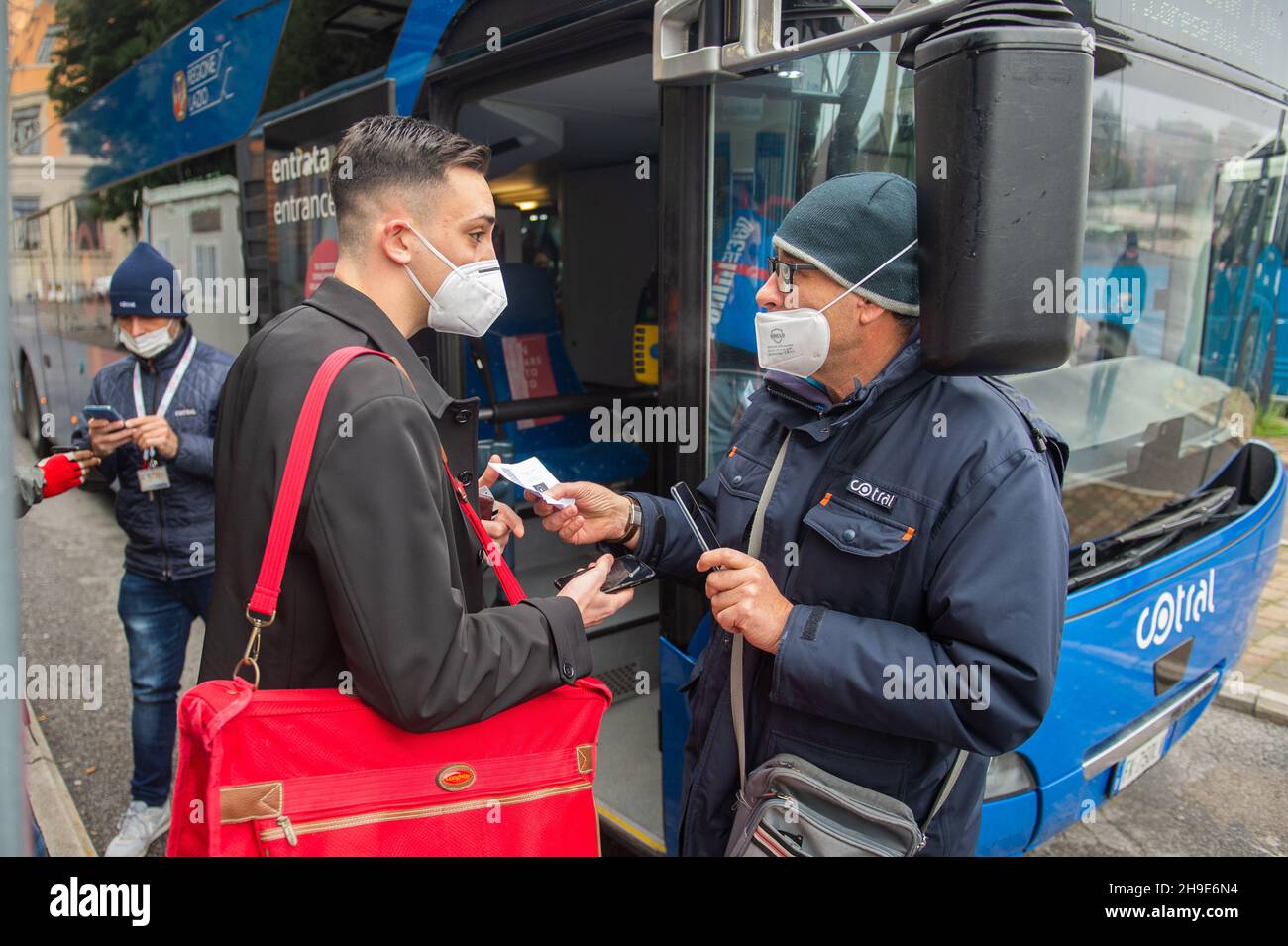 Rieti, Italie.04e décembre 2021.Avec le dernier comité directeur du gouvernement Mario Draghi, la passe verte est désormais obligatoire pour les transports en commun.Rieti, Italie, le 6 décembre 2021.(photo de Riccardo Fabi/Pacific Press/Sipa USA) crédit: SIPA USA/Alay Live News Banque D'Images