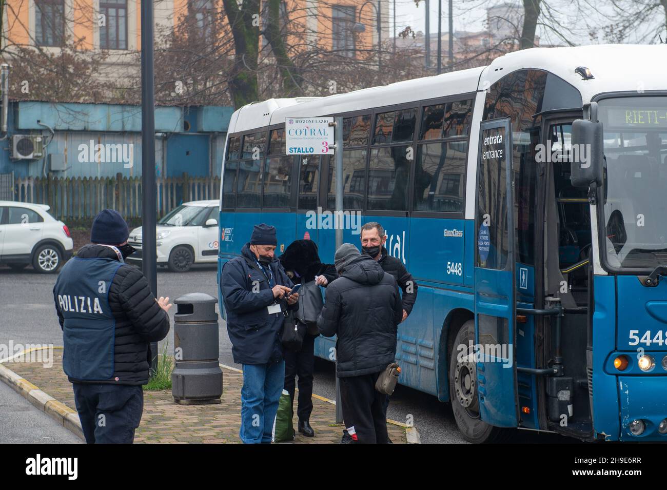 Rieti, Italie.04e décembre 2021.Avec le dernier comité directeur du gouvernement Mario Draghi, la passe verte est désormais obligatoire pour les transports en commun.Rieti, Italie, le 6 décembre 2021.(photo de Riccardo Fabi/Pacific Press/Sipa USA) crédit: SIPA USA/Alay Live News Banque D'Images