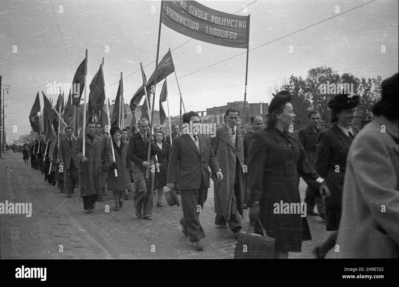 Varsovie, 1947-10-12.Uroczystoœci zwi¹zane z ekshumacj¹ zw³ok dzia³acza ludowego Tomasza Nocznickiego.Przewiezienie trumny ze S³omnik do Lipia ko³o Grójca i poœmiertna dekoracja Orderem Odrodzenia Polski i klasy.NZ. Pochód Alejami Jerozolimskili W kierunku Dworca G³ównego, na który przyjecha³ poci¹g wioz¹cy trurnê ze S³omnik.Idzie grupa dzia³aczy Stronnictwa Ludowego (SL) z flagami. wb/gr PAPSlomniki, 12 octobre 1947.Cérémonies liées à l'exhumation du corps d'un militant paysan Tomasz Nocznicki.Le cercueil a été transporté de Slomiki à Lipie près de Grojec et de Nocznicki W. Banque D'Images